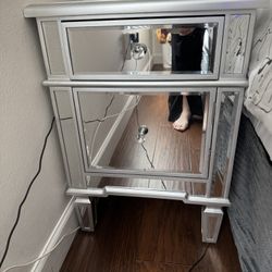 Single Mirrored Nightstand with Crystal Knobs – 2 Drawers