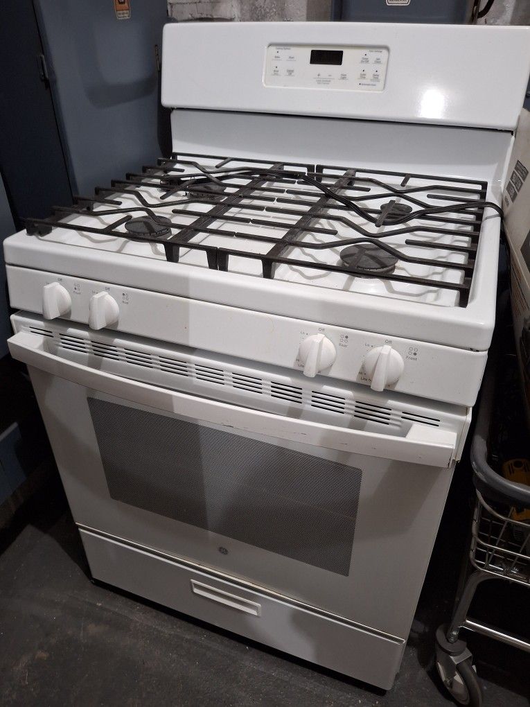 30" 4.8 Cu. Ft.- GE Gas Range - Very Clean- Fully Functional