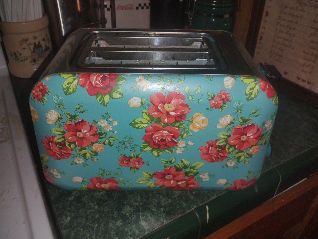 Super cute Pioneer Woman Toaster. Beautiful Floral Design!!!