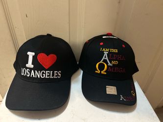 Gorras color negras con letras bordadas