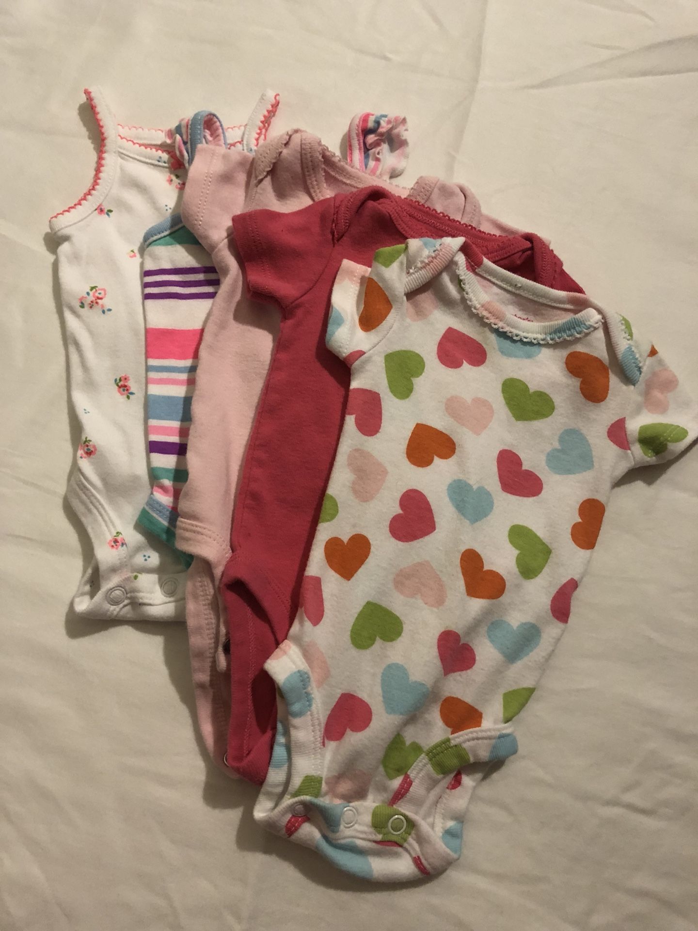 Carter’s onesies (5) size newborn