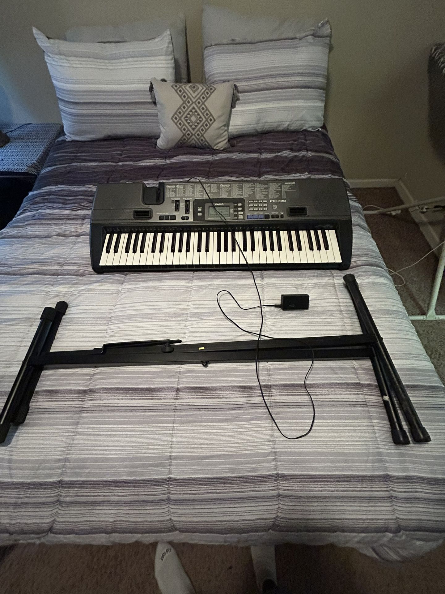 Electric Piano With Stand