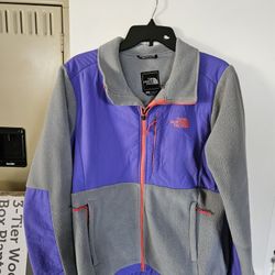 Ladies NORTHFACE zip Up Jacket. LG