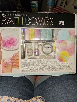 Brand New Make You Own Bath Bombs Kit