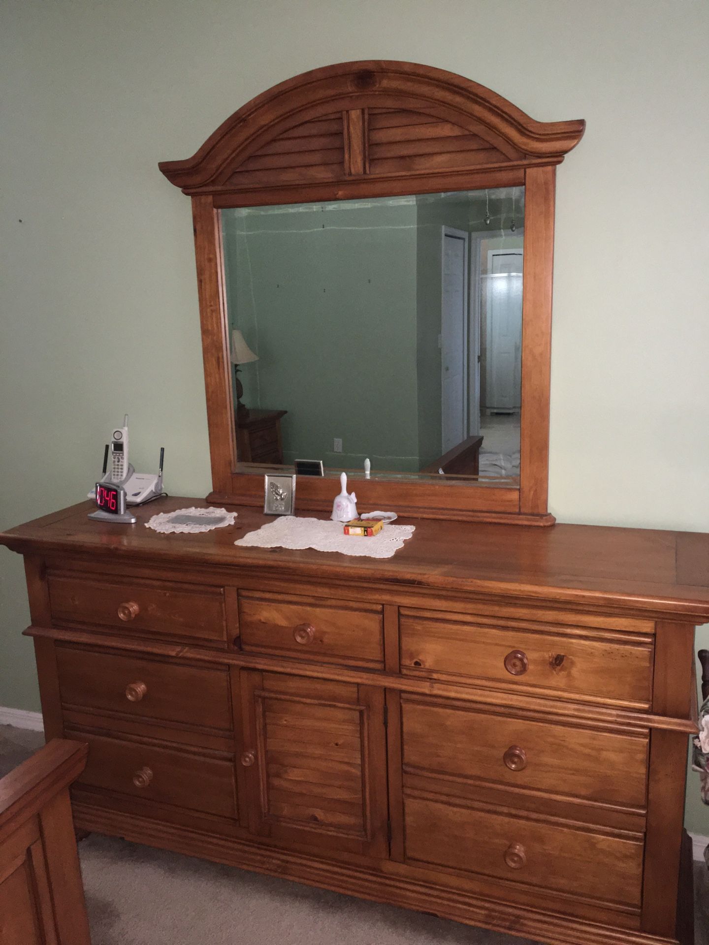 King size Bedroom Set **reduced only 700**Haverty’s Furniture in very