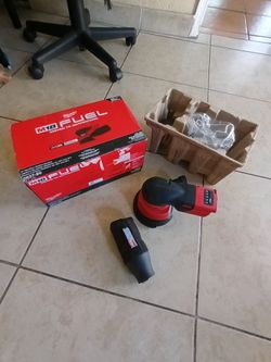 Milwaukee
M18 18V Lithium-Ion Brushless Cordless FUEL 5 in. Random Orbit Sander (Tool-Only) solo se provo