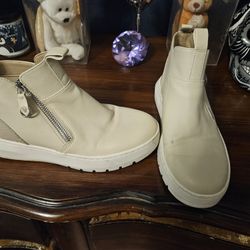 Women's size 5 vionic, shoes / boots.