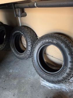 Truck tires 275 / 75 R18