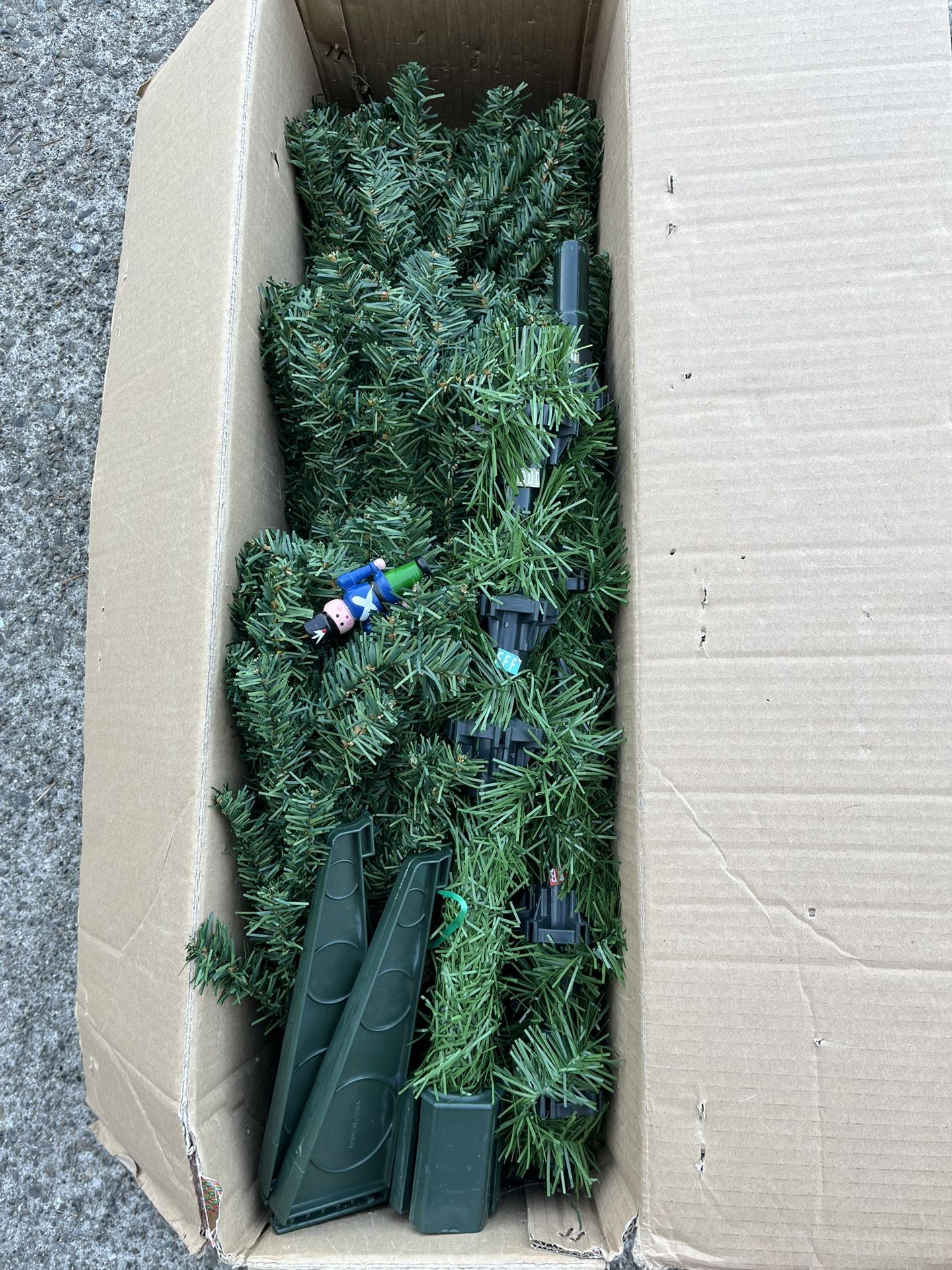 PENDING - Plastic/fake christmas tree (Des Moines)