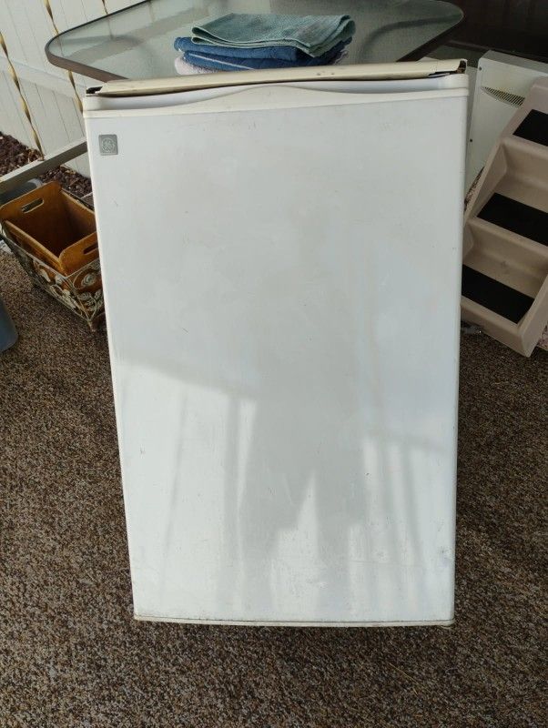 Mini Ge Fridge