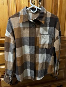 Women’s  Shacket  size L  asking  $3