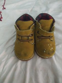 Boy or girl boots size 5