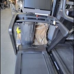 FULLERTON- 2025 model Nordictrack Commercial 2450 Treadmill - 24" wide screen - 1600$