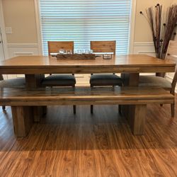 Beautiful Kitchen Table and Chairs