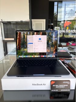 MacBook Air 13” M4 Chip 16GB Ram 256SSD Ram! 90 Day warranty! We offer financing.