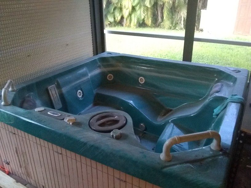 Used hot tub / jacuzzi