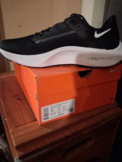 Tennis shoes