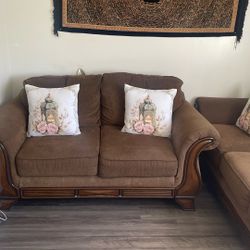 Ashley Brown Sofa Ánd Love Seat 