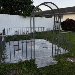 Cerca de metal (reja) / metal fence dimensiones 112”x112”x34”