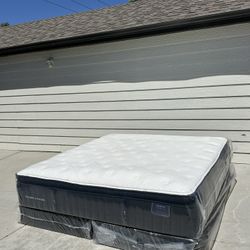 STEARN & FOSTER *** KING SIZE BED ***I CAN DELIVER 