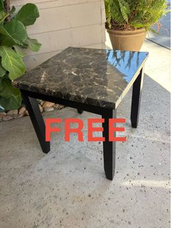 FREE SIDE TABLE (92115)