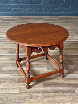 American Colonial Style Round Maple Side Table w/ Turned Legs, c.1930's - Delivery Available
