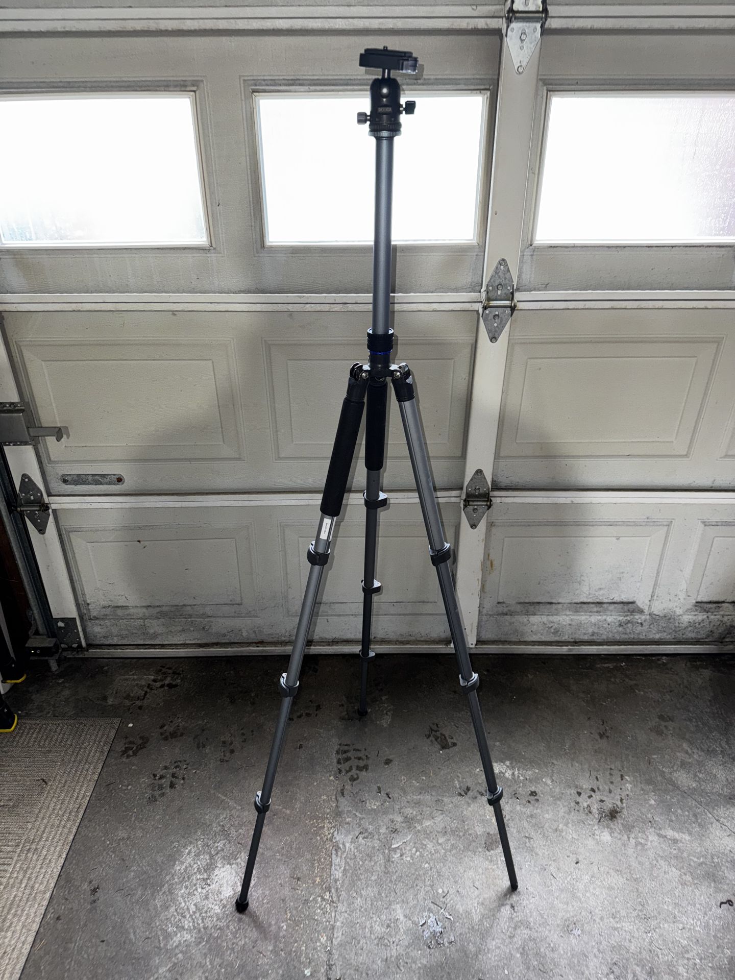 Dolica AX620B100 Tripod w/ Head