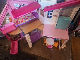 Foldable malibu barbie house