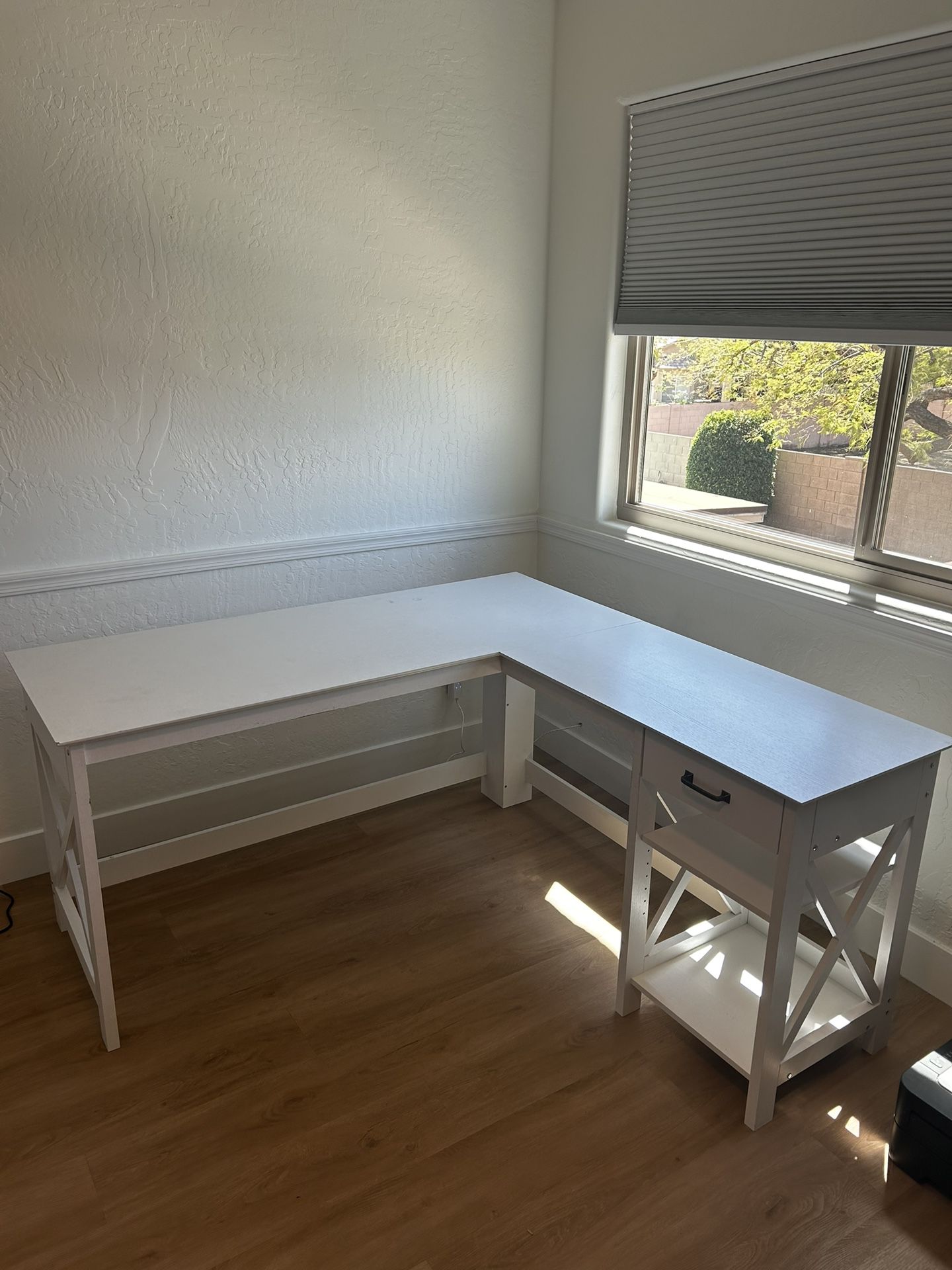 White Desk (L-shaped With Drawer) 