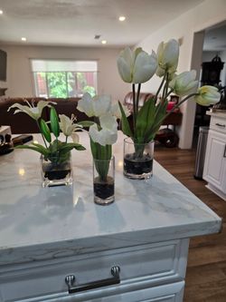Set of 4 White Faux Tulip Lily Floral Arrangements Glass Vases Faux Water.