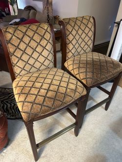 2 bar stools