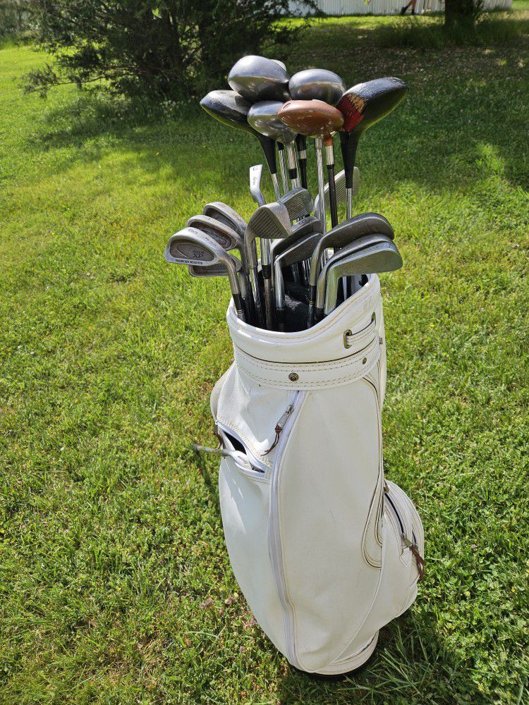Golf bag with a set of clubs