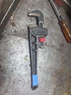 Husky pipe wrench