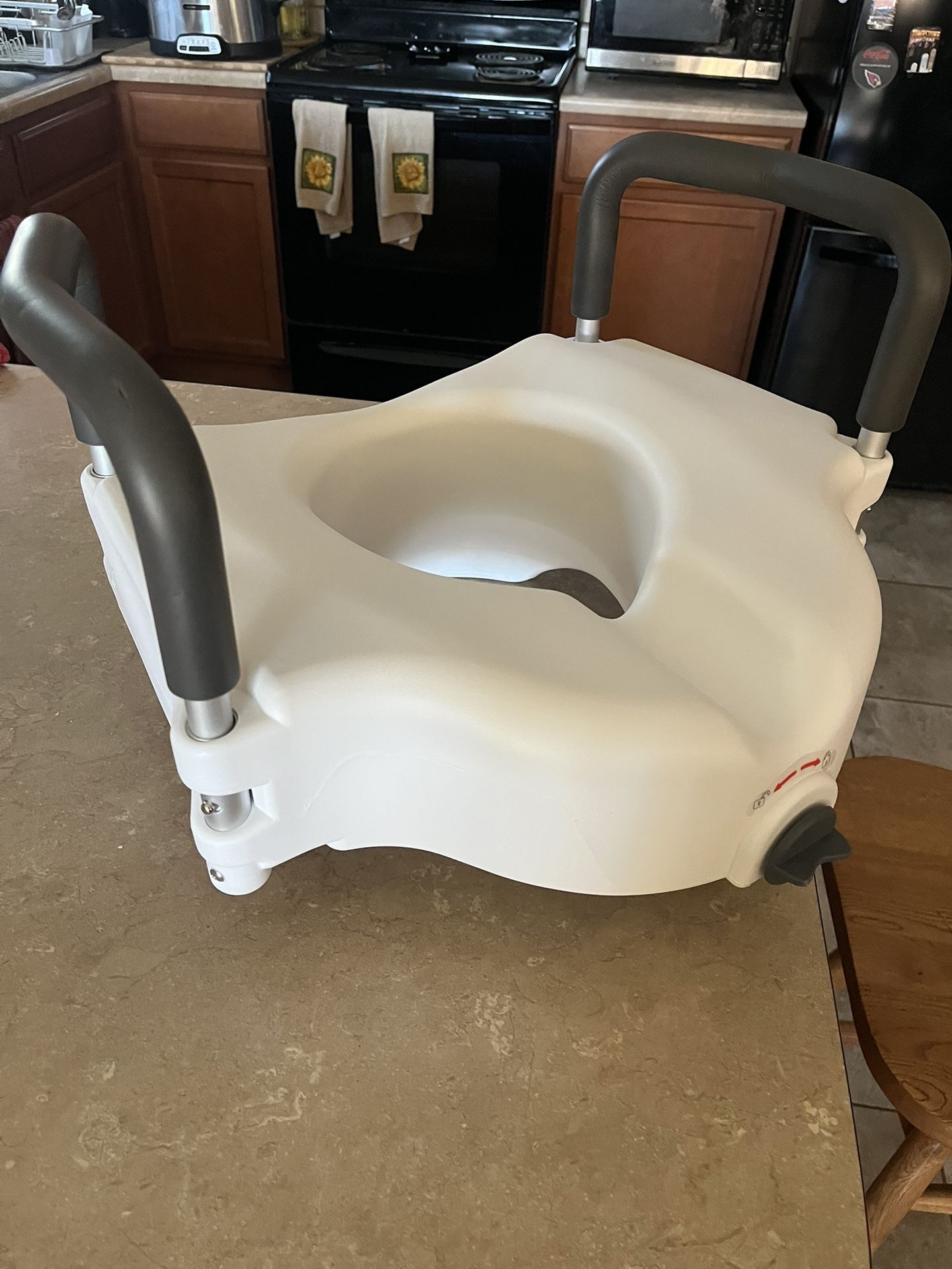 Raised 2 In 1 Toilet Seat. NEW, Locking, 5” Rise