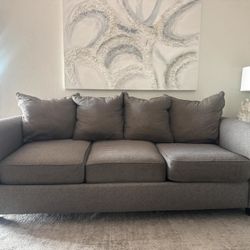 Full Size Couch – Very Good Condition
