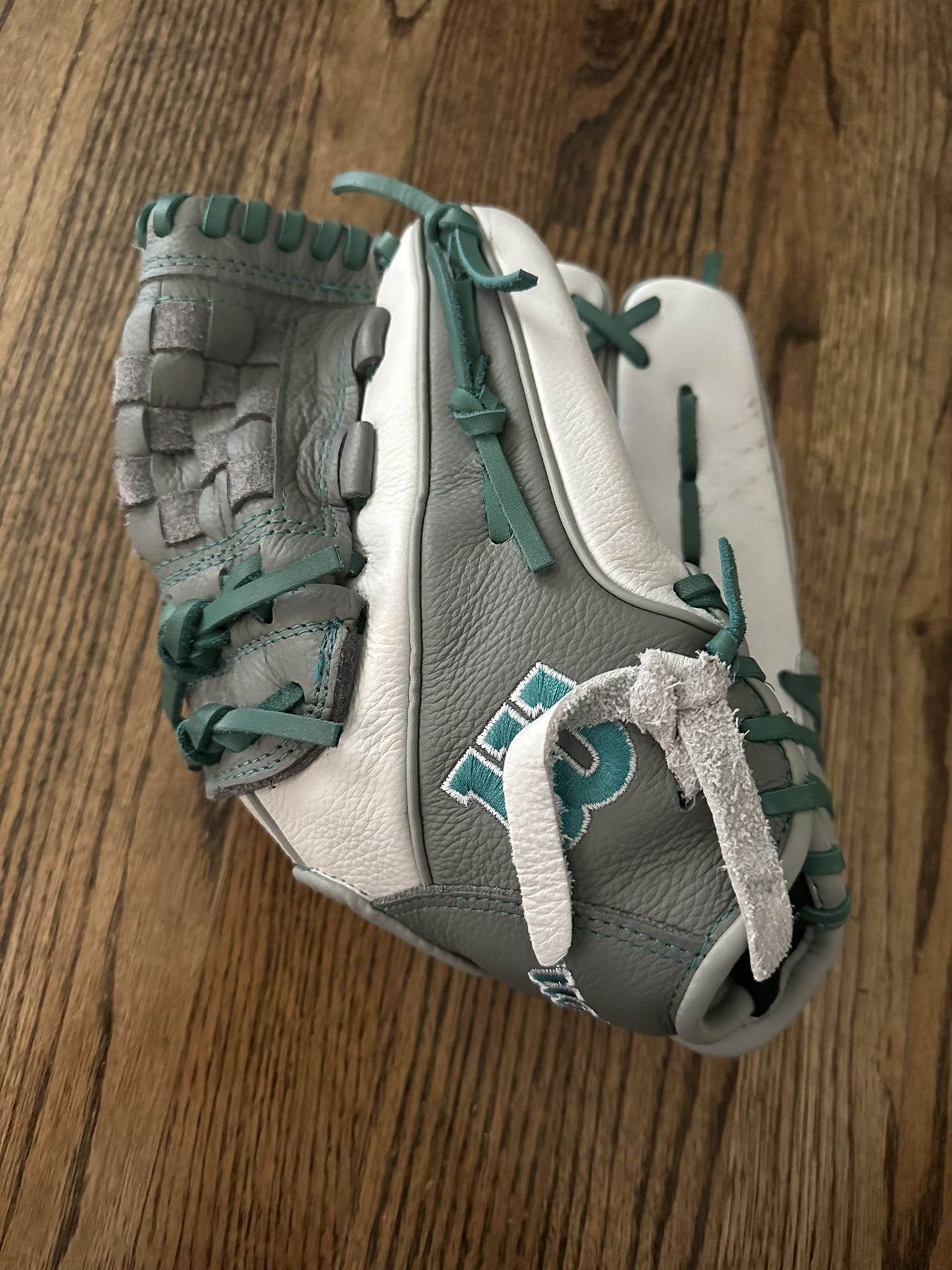 Wilson Siren Series RH 12 Inch Fastpitch Softball Glove