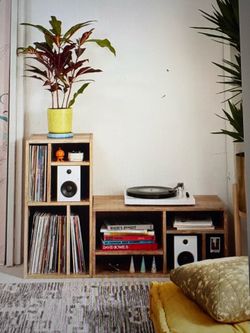 Mango wood shelves, natural finish