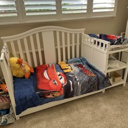 Graco Convertible Crib And changing Table 