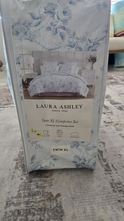 Laura Ashley Twin XL comforter set (comforter + pillow sham)
