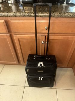 Selling Computer 18” Small Carryon