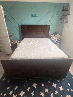 Queen bedframe