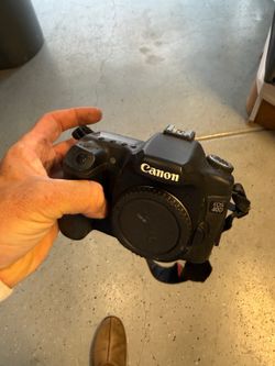 Canon EOS 40D body with cap and strap