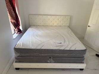 NEW MATTRESS KING SIZE PLUSH WITH BOX SPRING