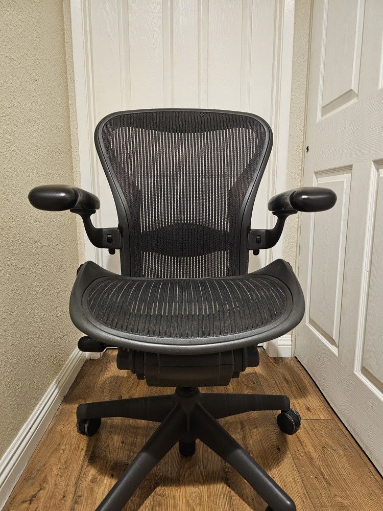 Herman Miller Aeron Chair -Size B-