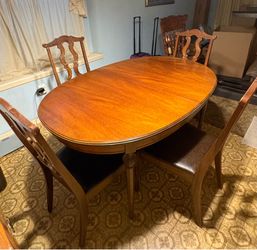 Selling dining set with leaf, 4 chairs & captain chair, table