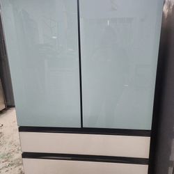 NEW Samsung Bespoke Fridge – White & Blue – Beverage Center 🔥
Brand NEW (open box) Samsung Bespoke Refrigerator – Standard Depth.
Beautiful modern wh