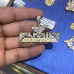Diamond Family First Pendant 10kt Gold 