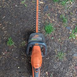 BLACK+DECKER 22 in. 4.0 Amp Corded Dual Action Electric Hedge Trimmer