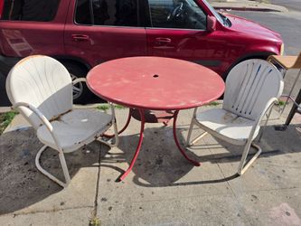 2 vintage metal chairs and table