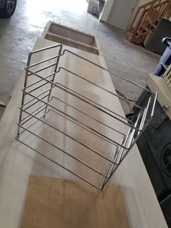 Metal wire rack with rubber feet